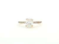 Anillo de compromiso con diamante central lab-grown oval  y diamantes laterales