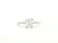 Anillo de compromiso solitario con diamante lab-grown oval 