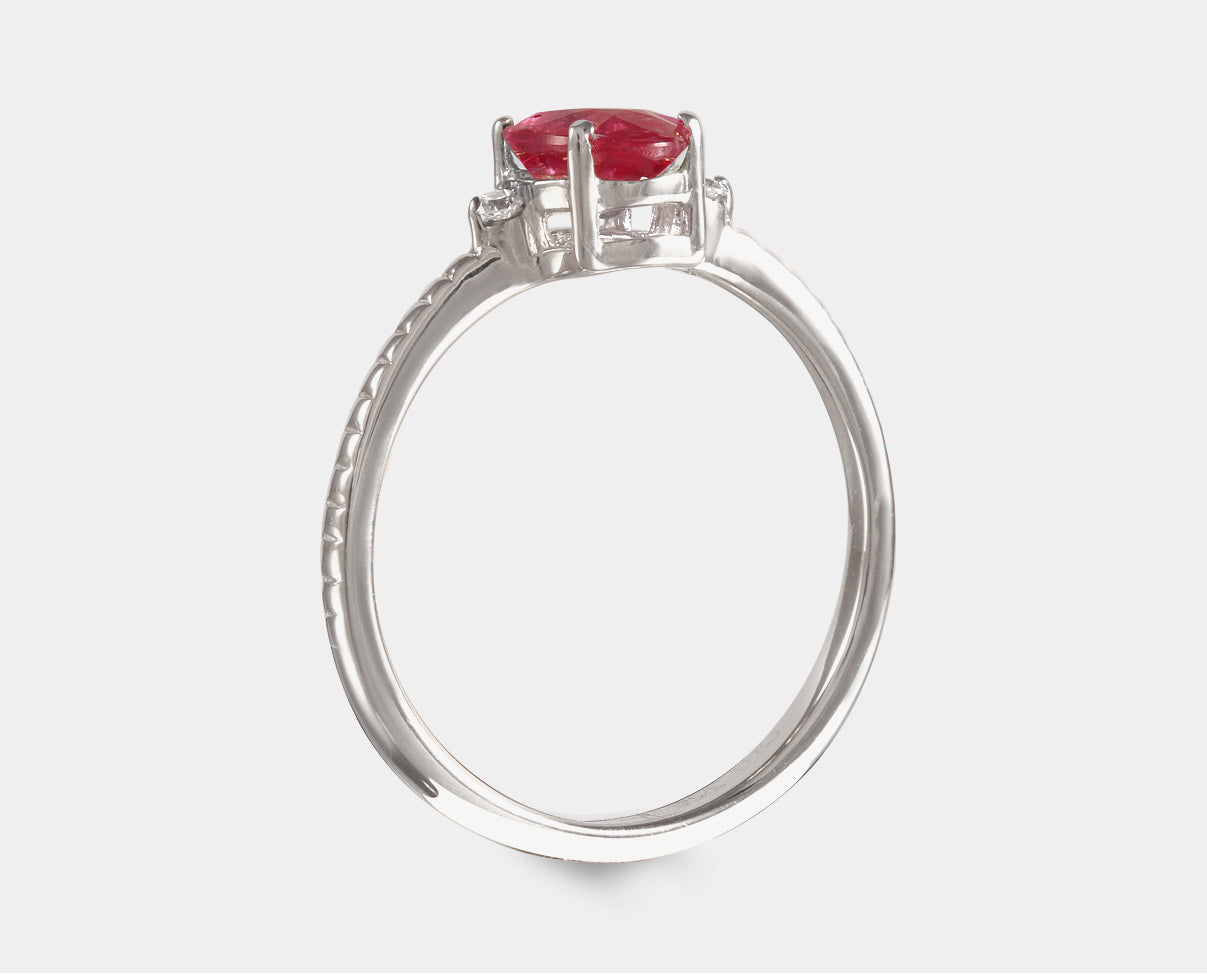 Anillo con Rubi y Diamante en Oro blanco 14k, también para usarse como anillo de compromiso.