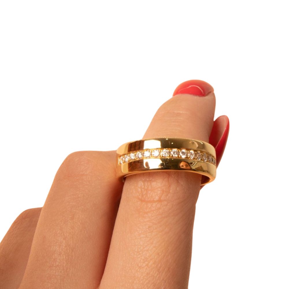 Anillo diseño elegante con hilera de diamantes