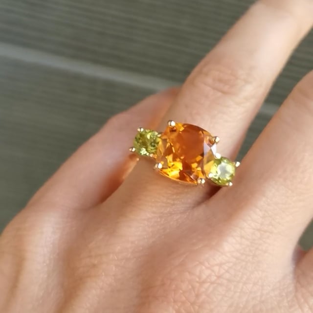 Espectacular Anillo de Oro Amarillo 14k con Citrina corte cushion y Peridoto. Anillos Piedras Naturales. Gemas.