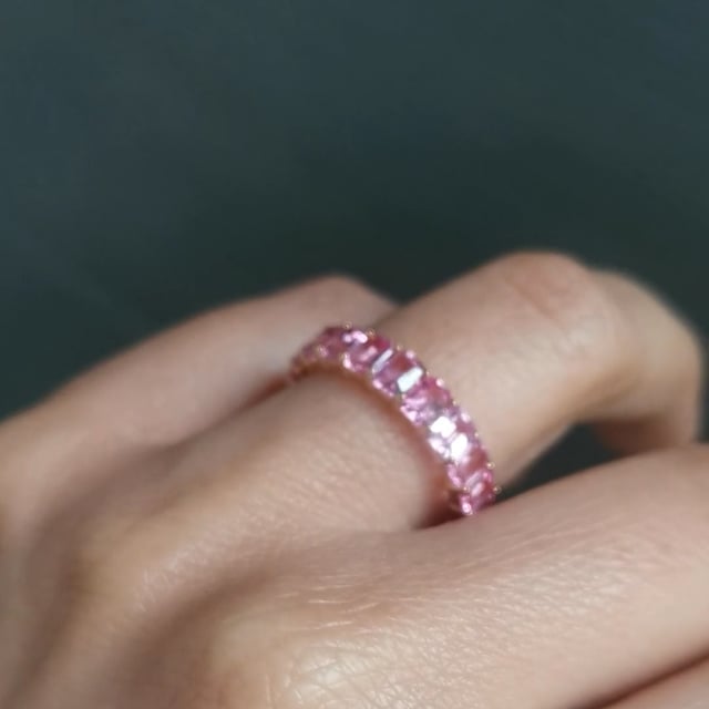 Churumbela en oro rosa 14 k con zafiro rosa. Joyería para dama con gemas naturales. Anillo eternidad.