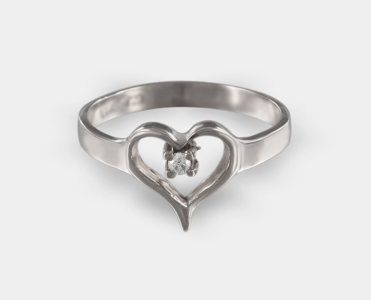 Anillo de promesa con diseño de corazon con diamante.