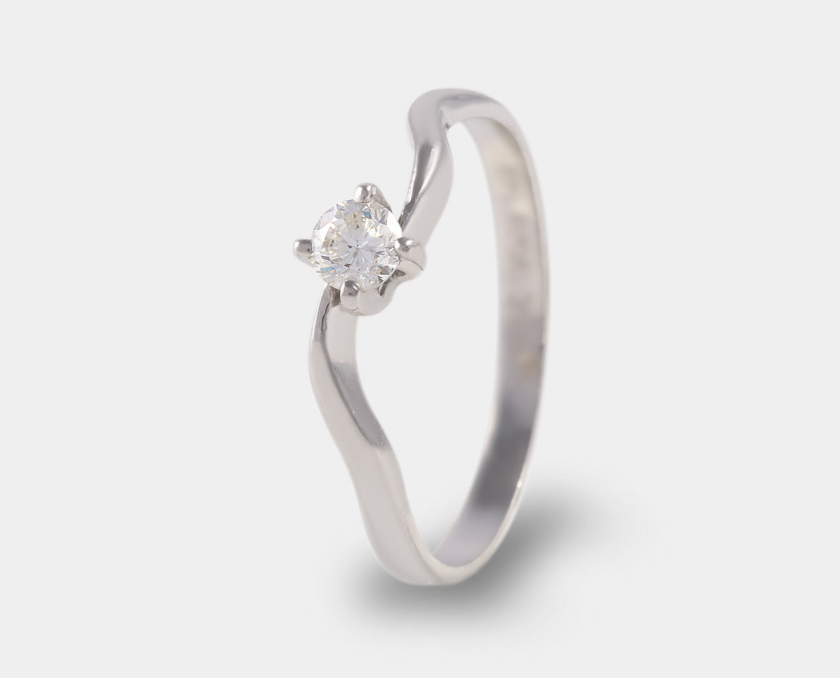 anillo de compromiso solitario oro blanco con diamante, diseño ondulado