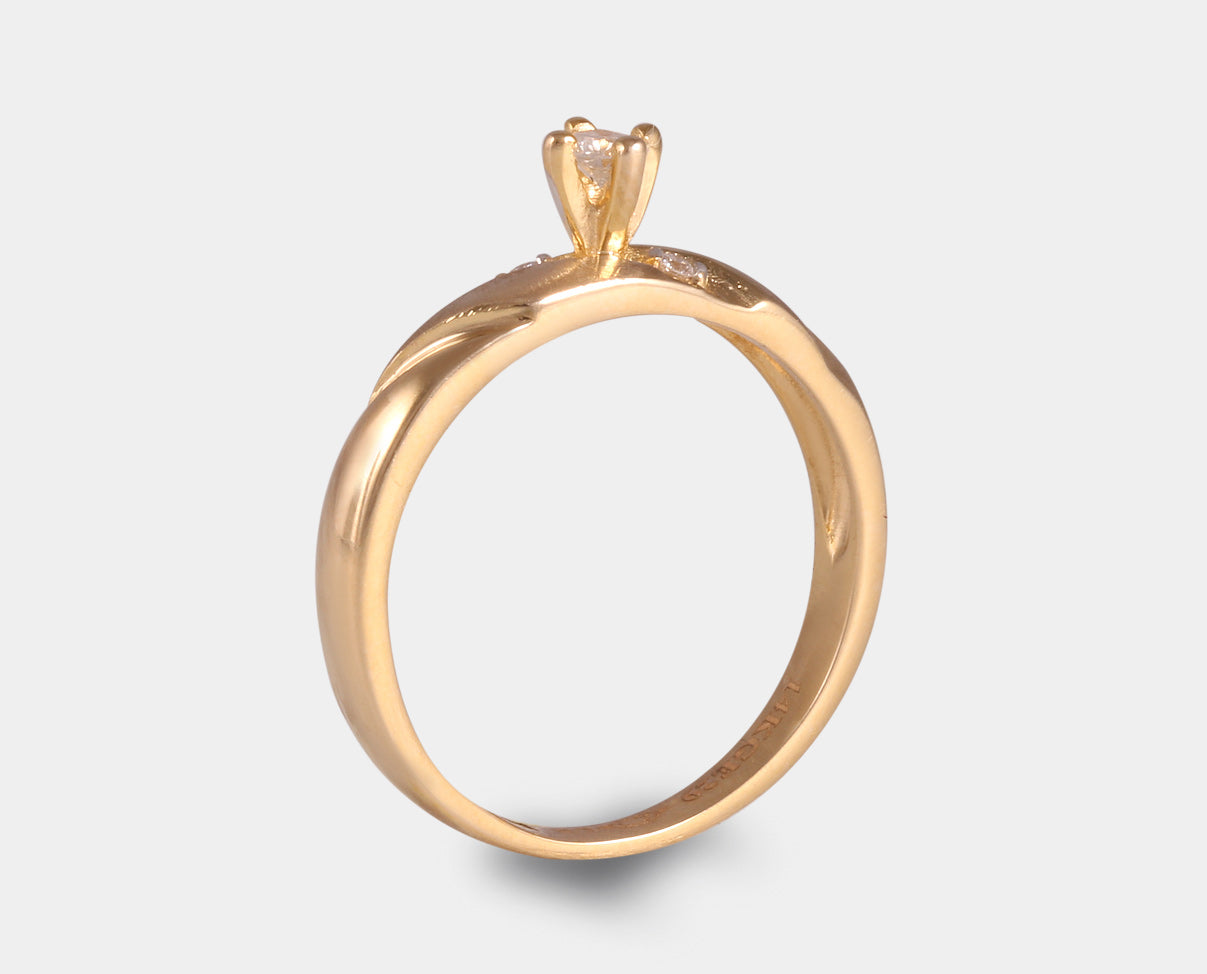 anillo de compromiso con diamante central y diamantes laterales