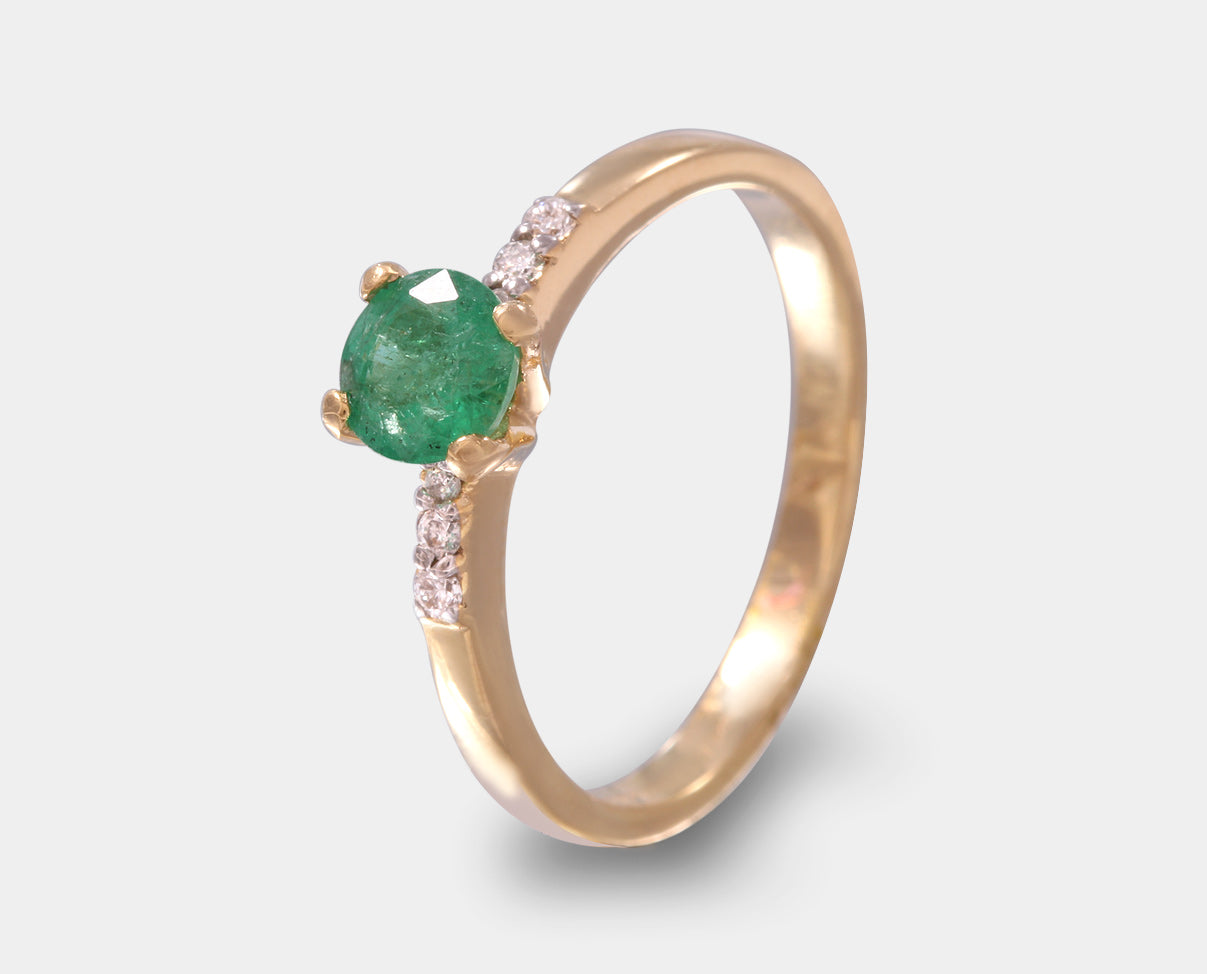 Anillo de compromiso con piedra natural. anillo con esmeralda y diamantes laterales. 