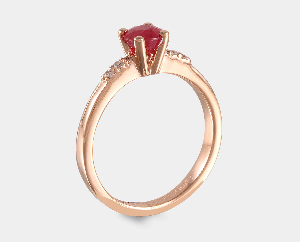 Anillo de rubi con Diamantes laterales en Oro Rosa 14k. Anillo de compromiso con rubi