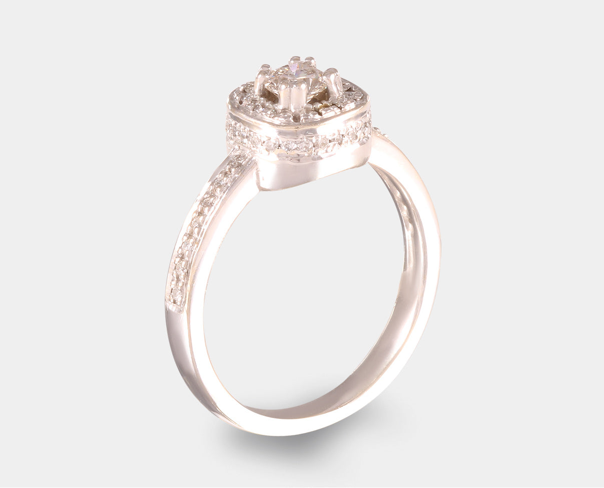 Anillo de Compromiso con halo de diamantes en oro blanco de 14 k. 