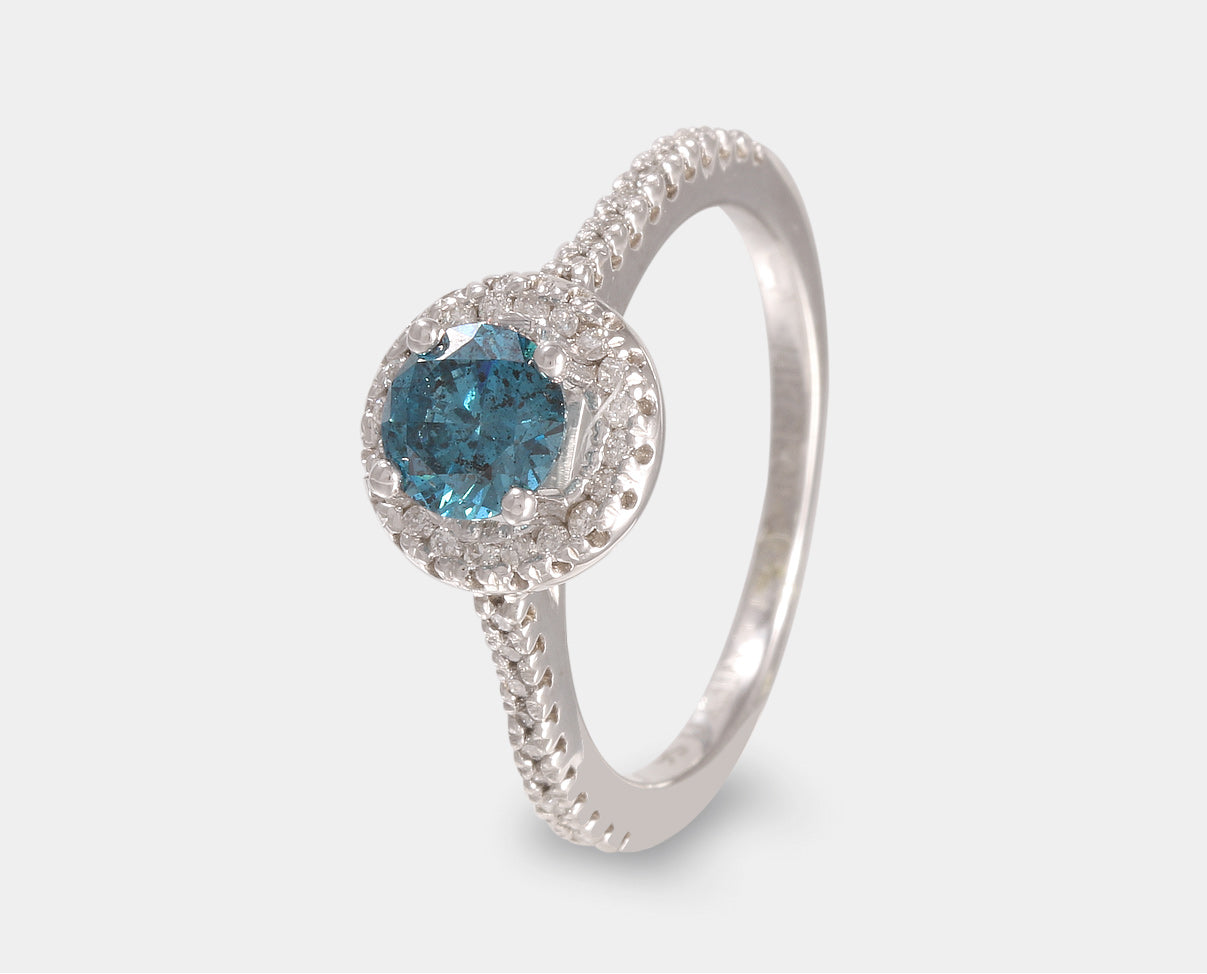 Anillo de Compromiso con diamante central azul con halo y diamantes laterales en oro blanco de 14 k. 