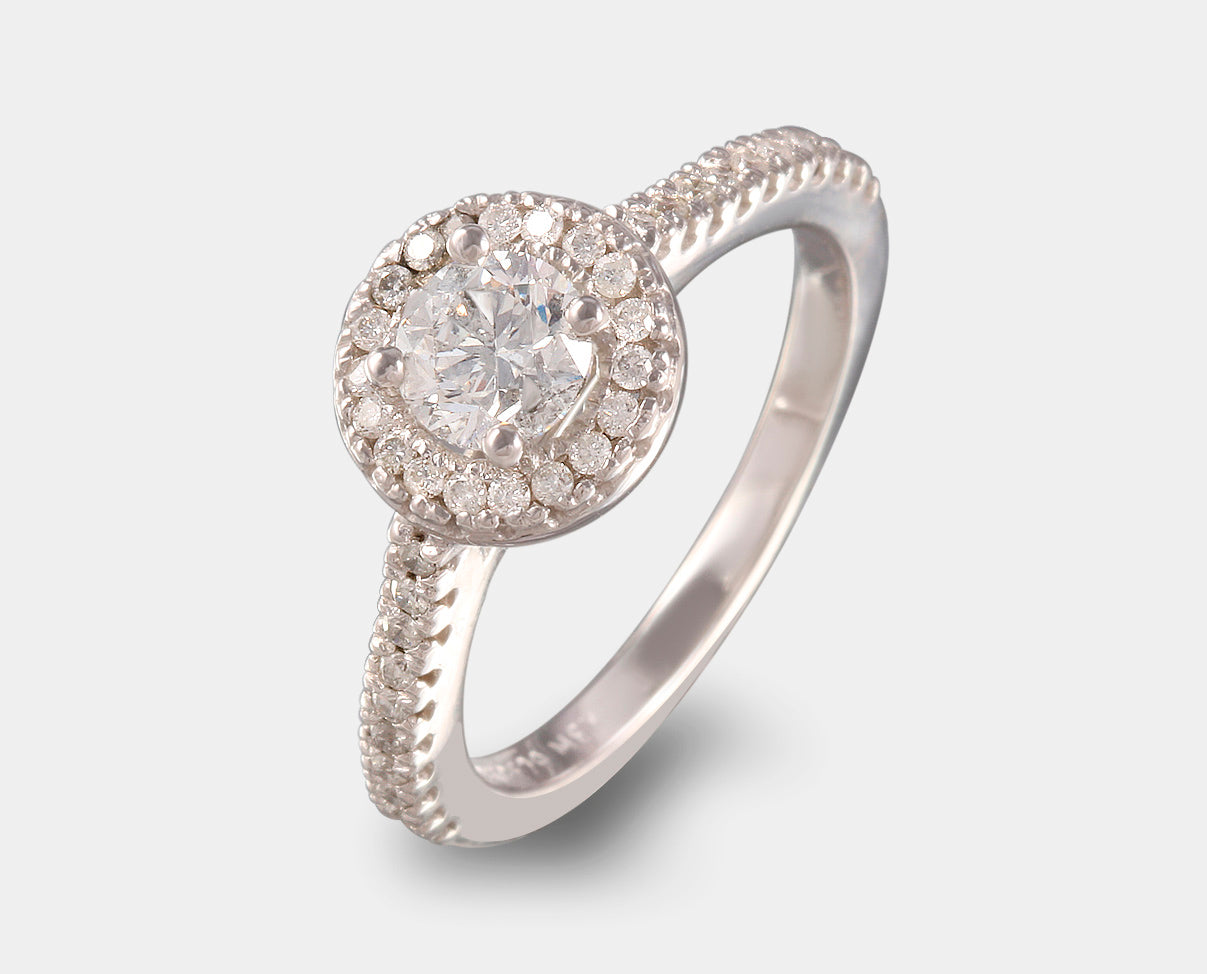 anillo de compromiso con diamante central y diamantes laterales