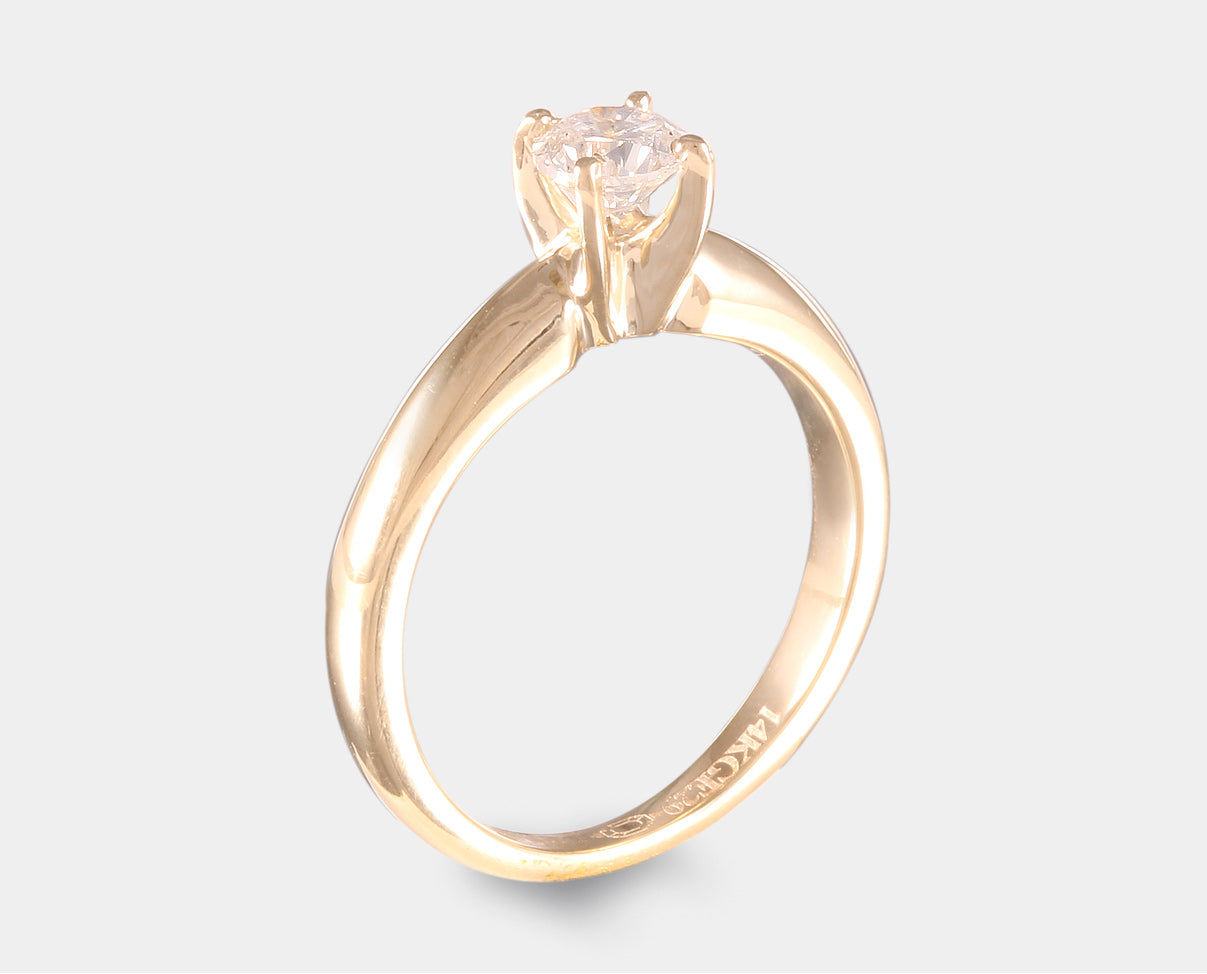 Anillo de compromiso con diamante en oro amarillo de 14k. Anillo solitario con diamante. 