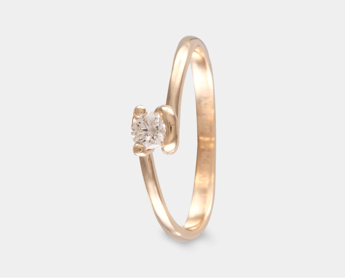 anillo de compromiso con diamante en oro amarillo