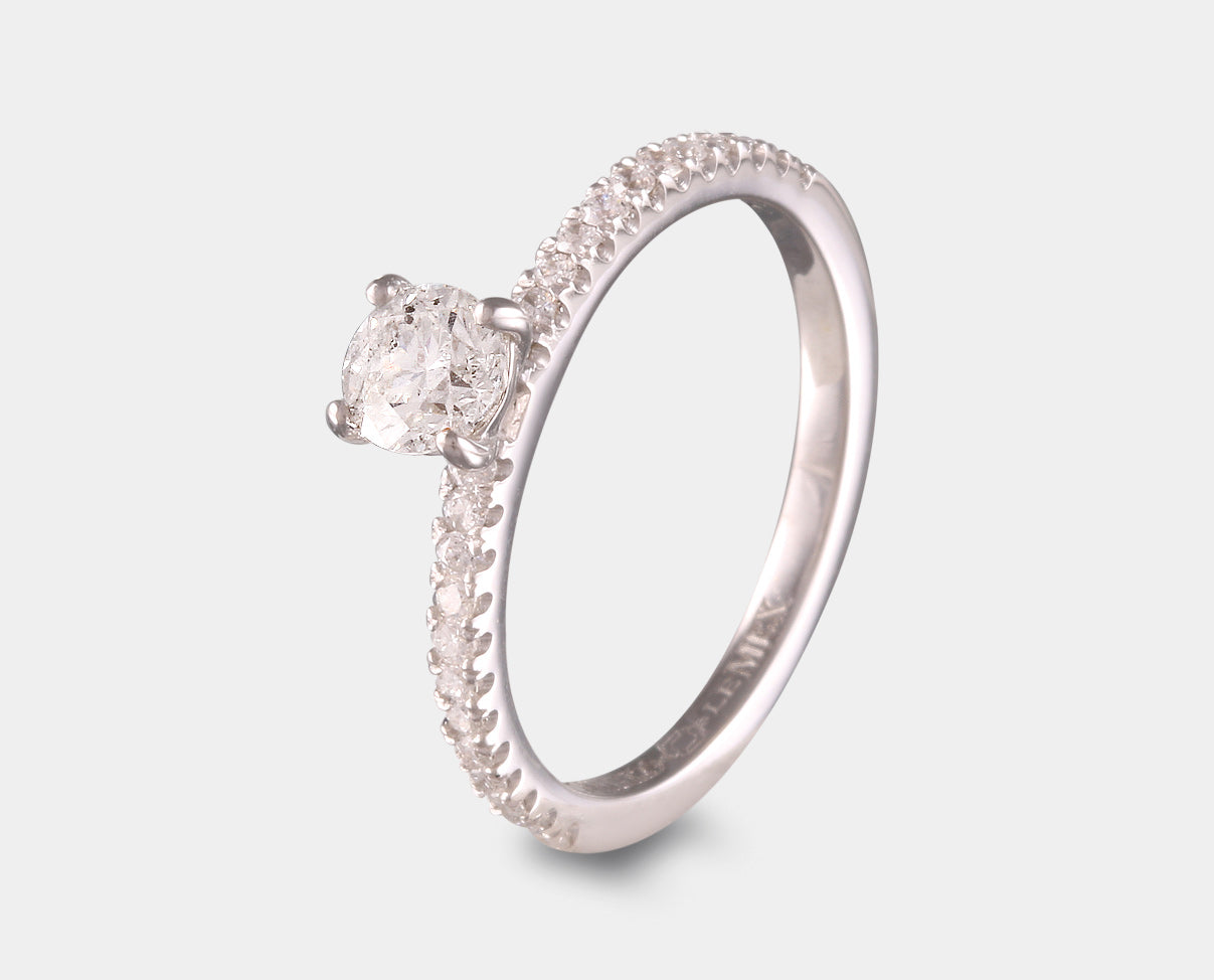 anillo de compromiso con diamantes laterales. 