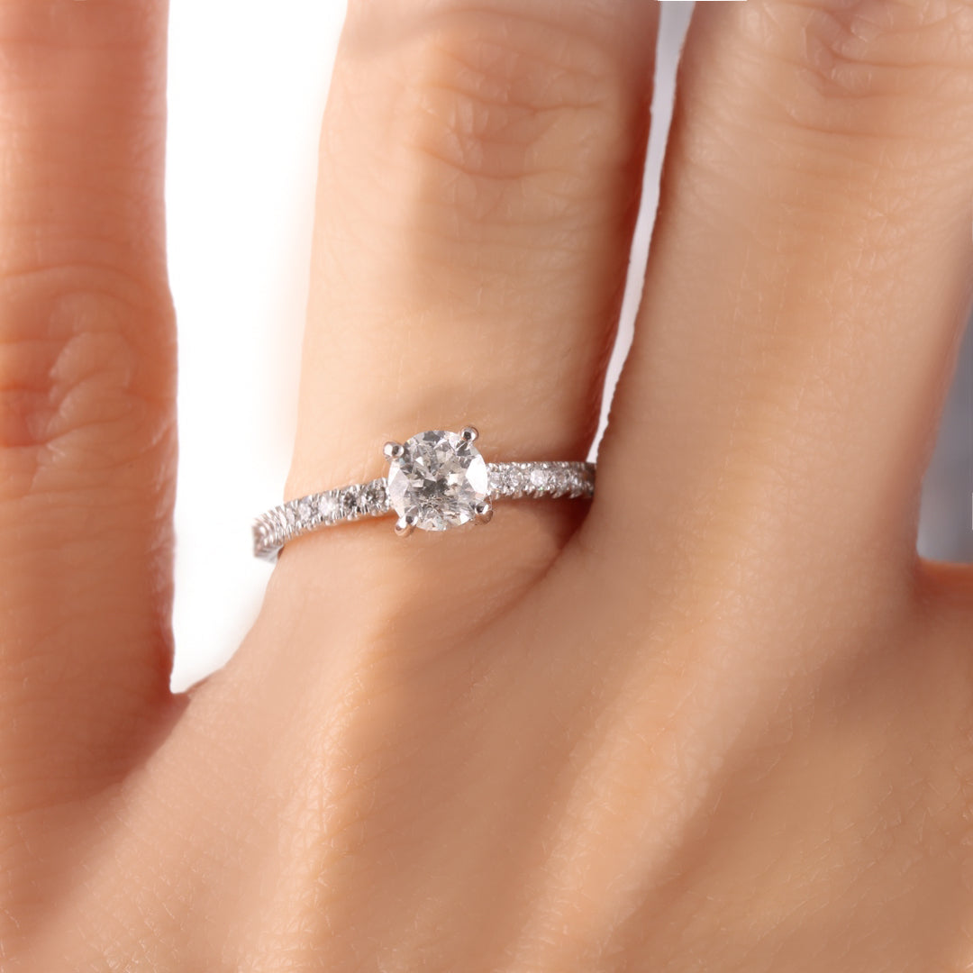 anillo de compromiso con diamantes lataerales