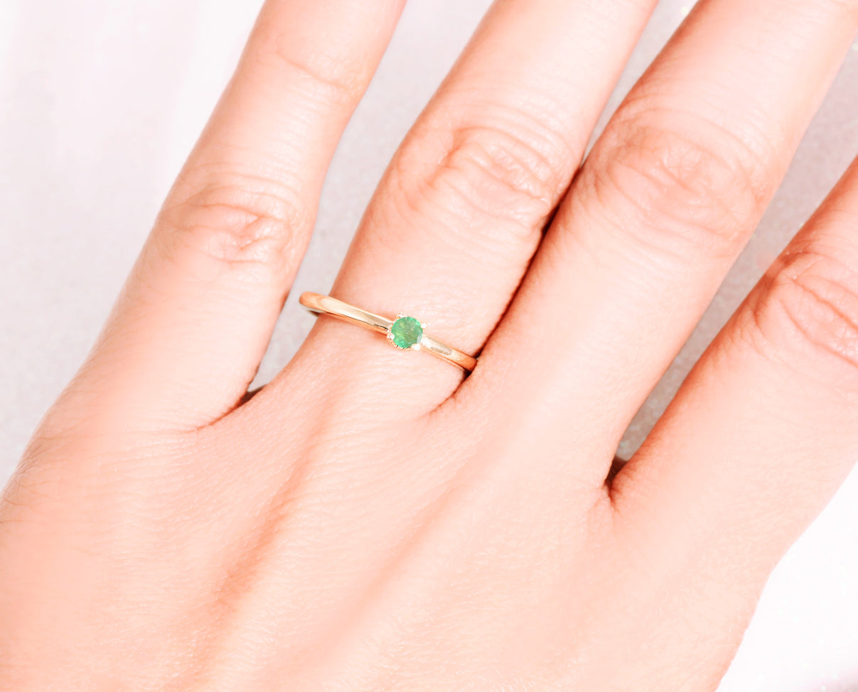 Anillo solitario con Esmeralda en Oro Amarillo 14k. Anillo con piedra natural. Piedras y gemas natales. Birthstone mayo.