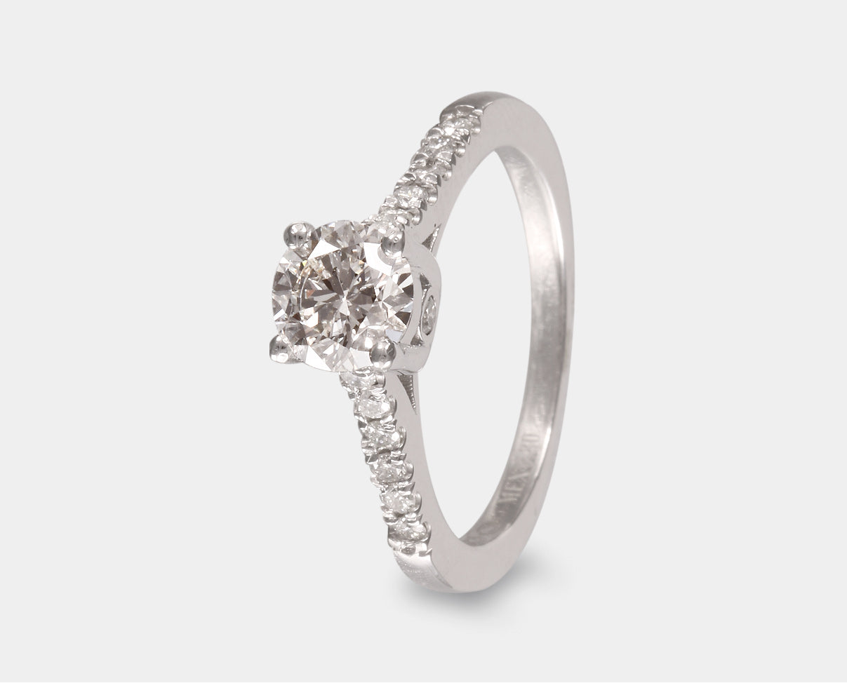 Anillo de Compromiso con diamante central corte brillante y diamantes laterales en oro blanco de 14k  