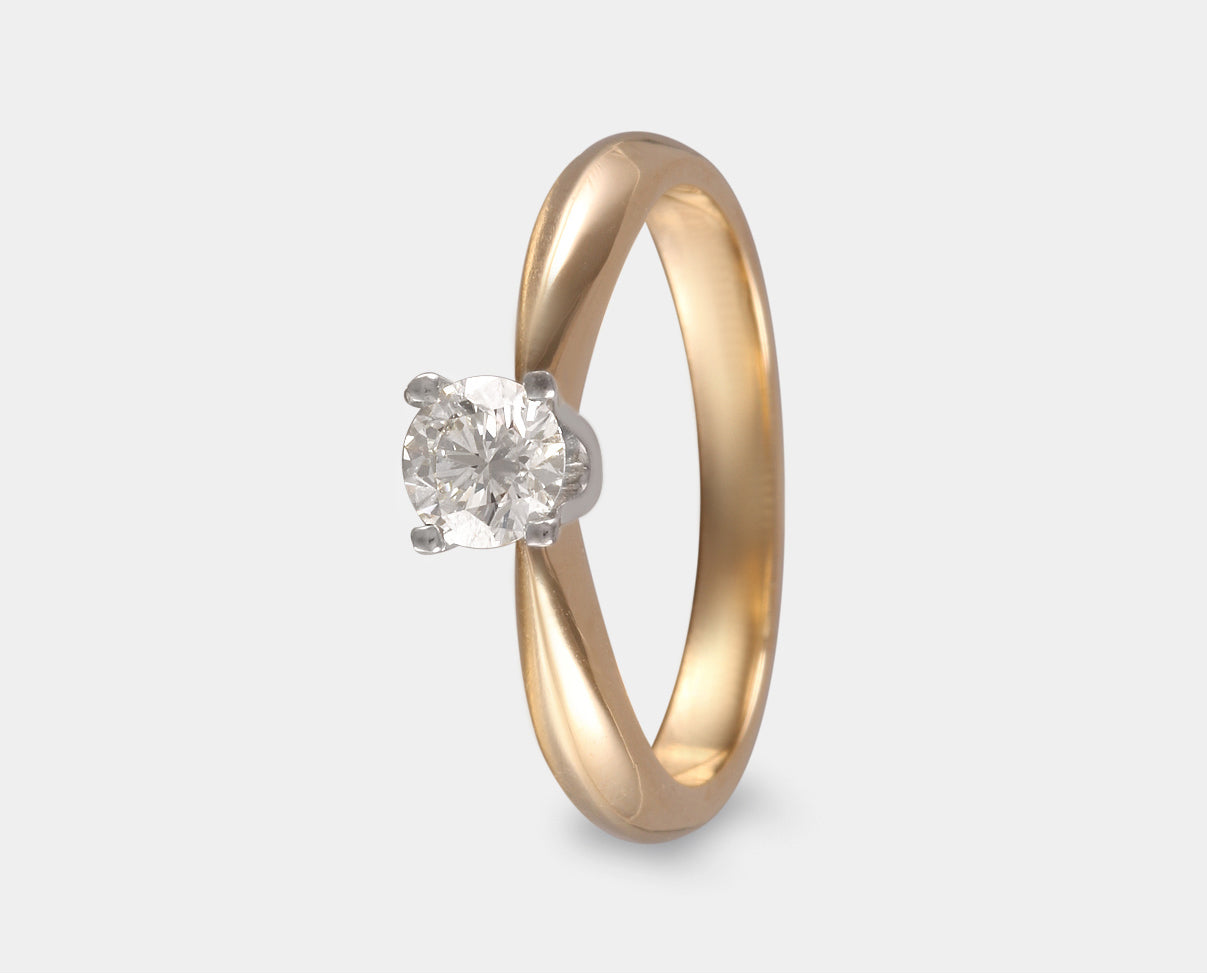 anillo de compromiso con diamante de laboratorio