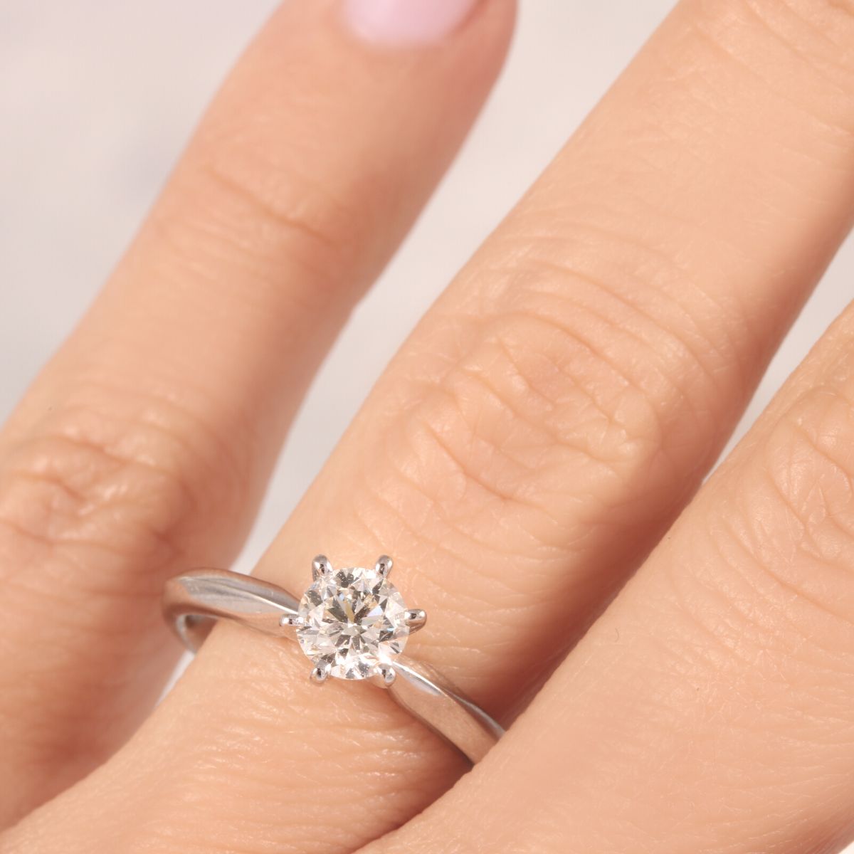 anillo de compromiso solitario con diamante
