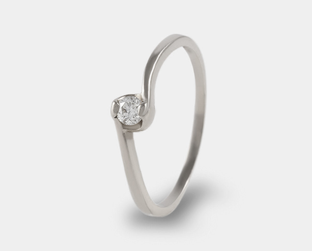 anillo de compromiso con diamante oro blanco.