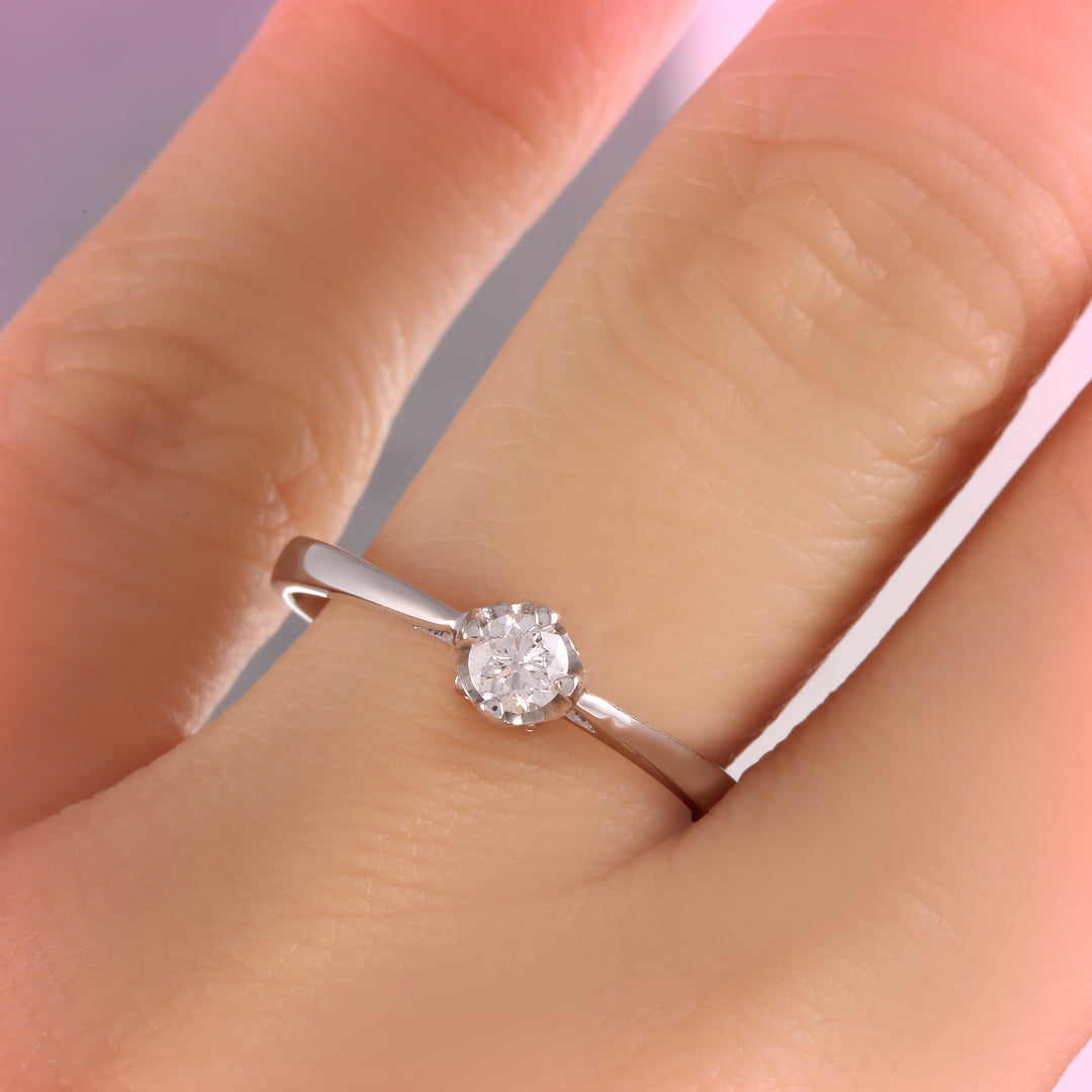 Anillo de compromiso con diamante central y laterales. anillo solitario con diamante central y laterales.