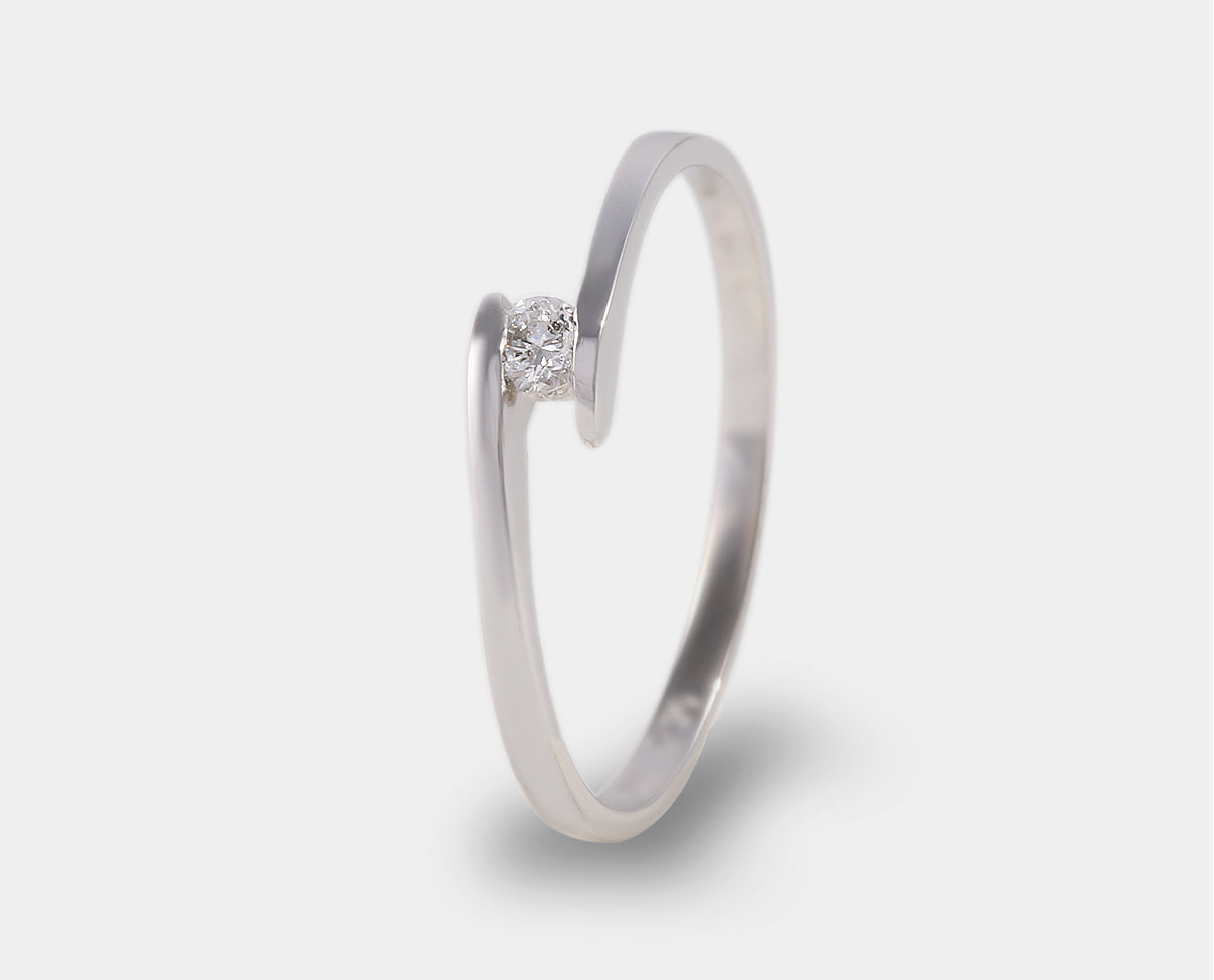 anillo de compromiso oro blanco con diamante, diseño cruzado