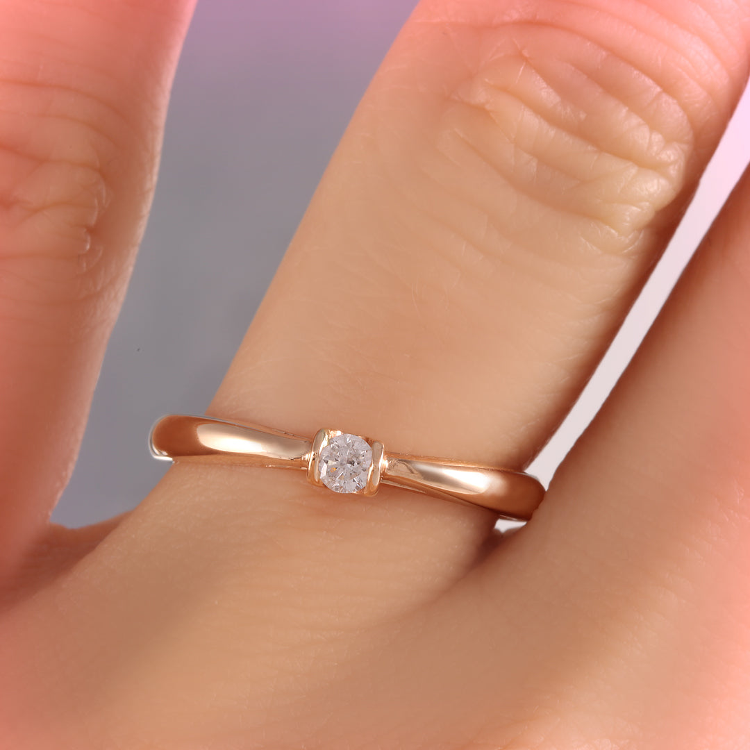 anillo de compromiso oro rosa con diamanate, anillo solitario con diamante. anillo de promesa con diamante.