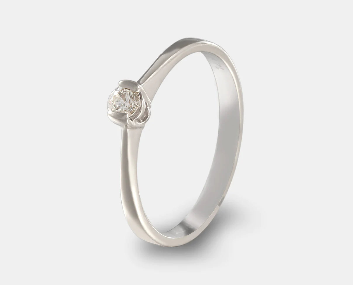 anillo de compromiso oro blanco con diamante. anillo solitario con diamante.