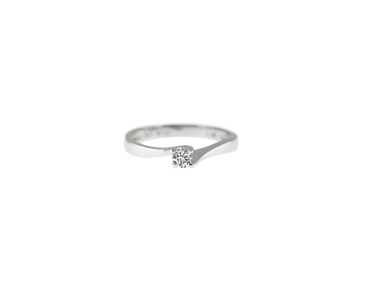  anillo de compromiso oro blanco con diamante. anillo solitario con diamante.