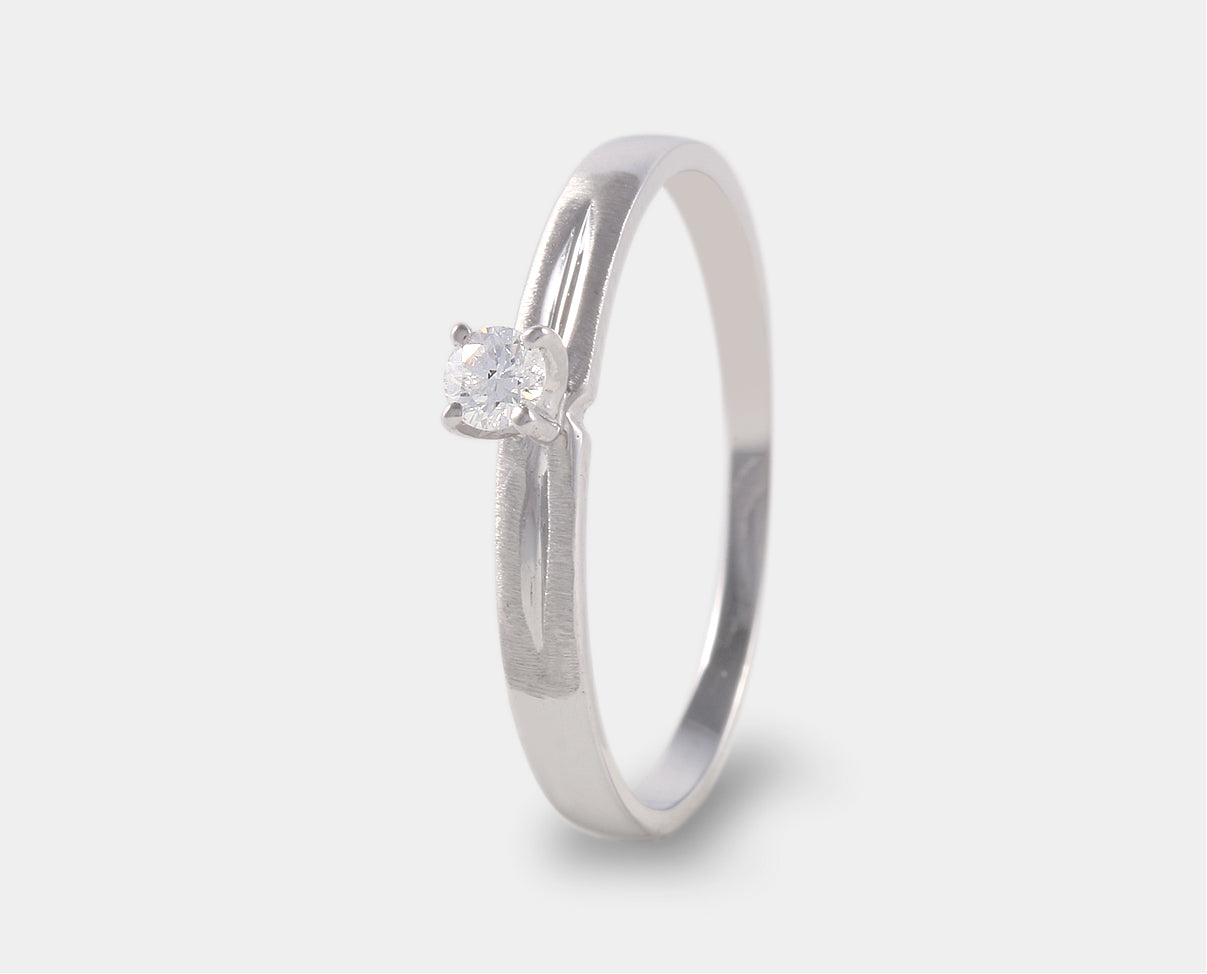 anillo de compromiso solitario oro blanco con diamante.