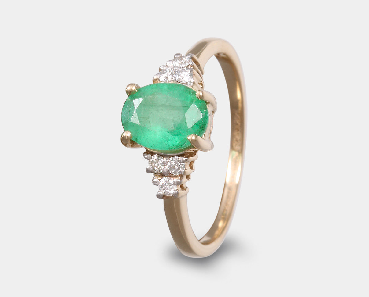 anillo oro amarillo con esmeralda y diamantes. Anillo de compromiso con piedras naturales