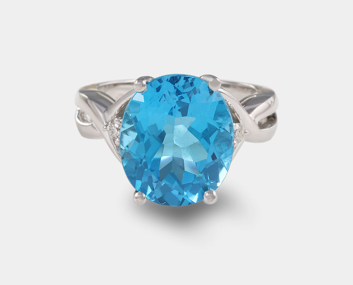 Espectacular anillo de oro blanco con topacio azul y diamantes laterales. Anillos especiales con piedras naturales y gemas