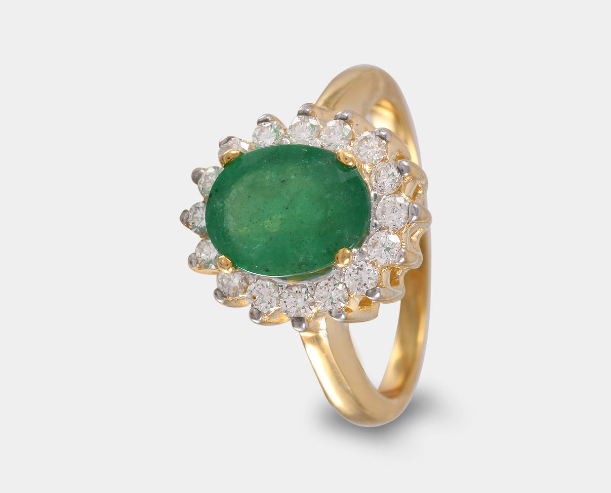 Anillo de compromiso con gema esmeralda y diamantes oro amarillo 14k. anillo con gema esmeralda y diamantes. 