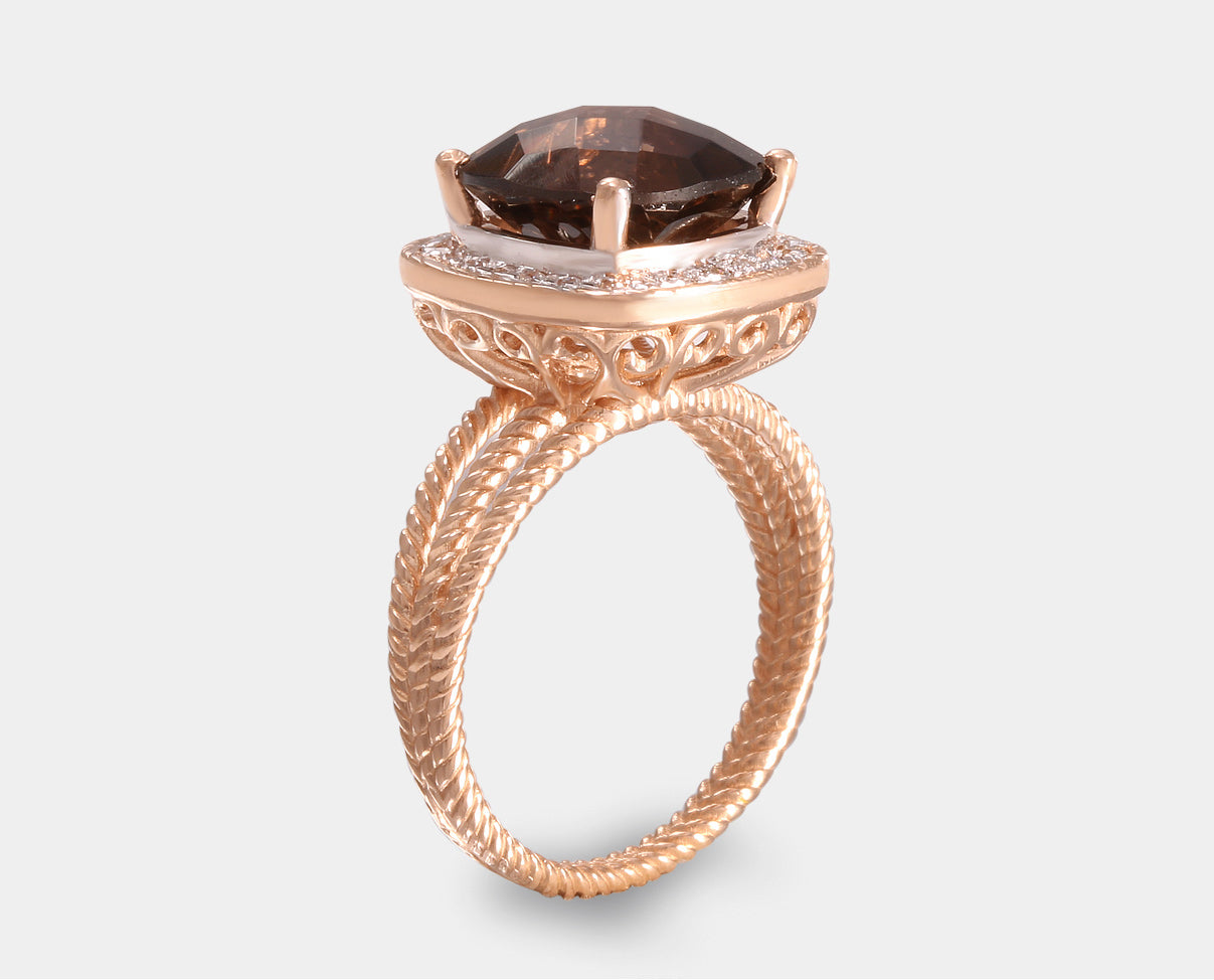 Anillo con gema topacio café y diamantes en oro rosa 14k. Anillos de compromiso con piedras naturales.