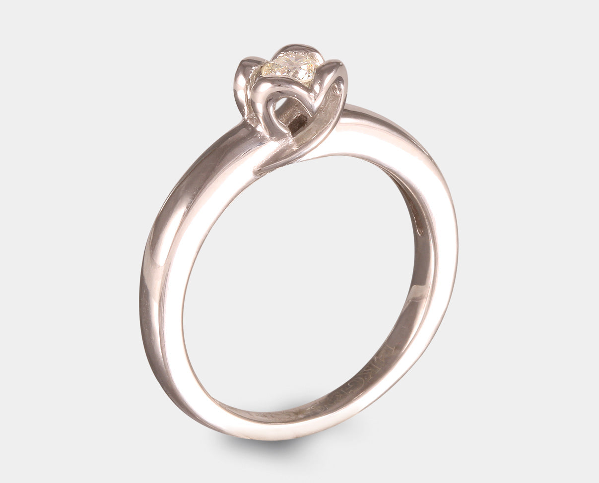 anillo de compromiso con diamante. anillo solitario con diamante. anillo de promesa con diamante.
