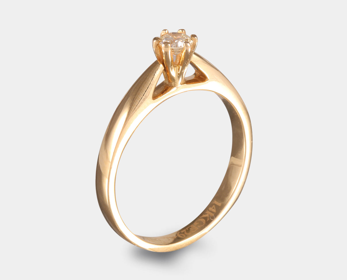 anillo de compromiso con diamante. anillo solitario con diamante.