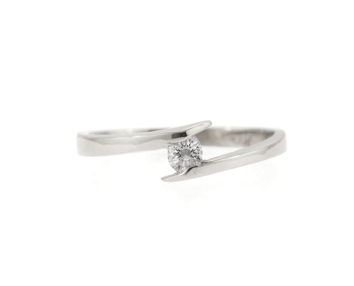 anillo de compromiso oro blanco con diamante, diseño cruzado