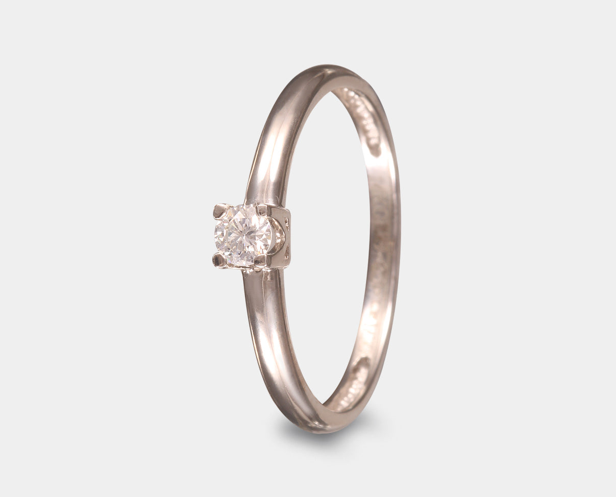 anillo de compromiso oro blanco con diamante. anillo solitario con diamante. anillo de promesa con diamante.