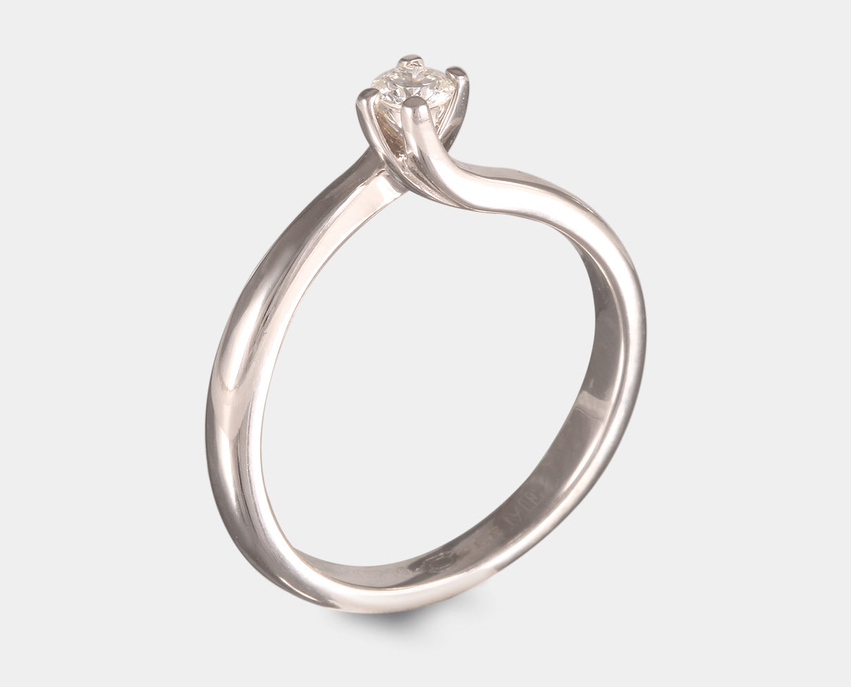 anillo de compromiso oro blanco con diamante. anillo solitario oro blanco con diamante.