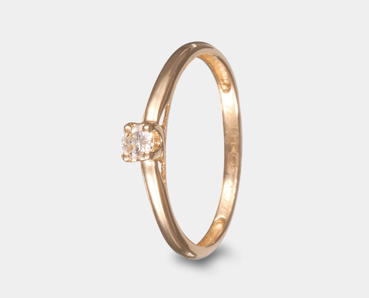 anillo de compromiso con diamante en oro amarillo. anillo solitario con diamante. anillo de promesa con diamante.