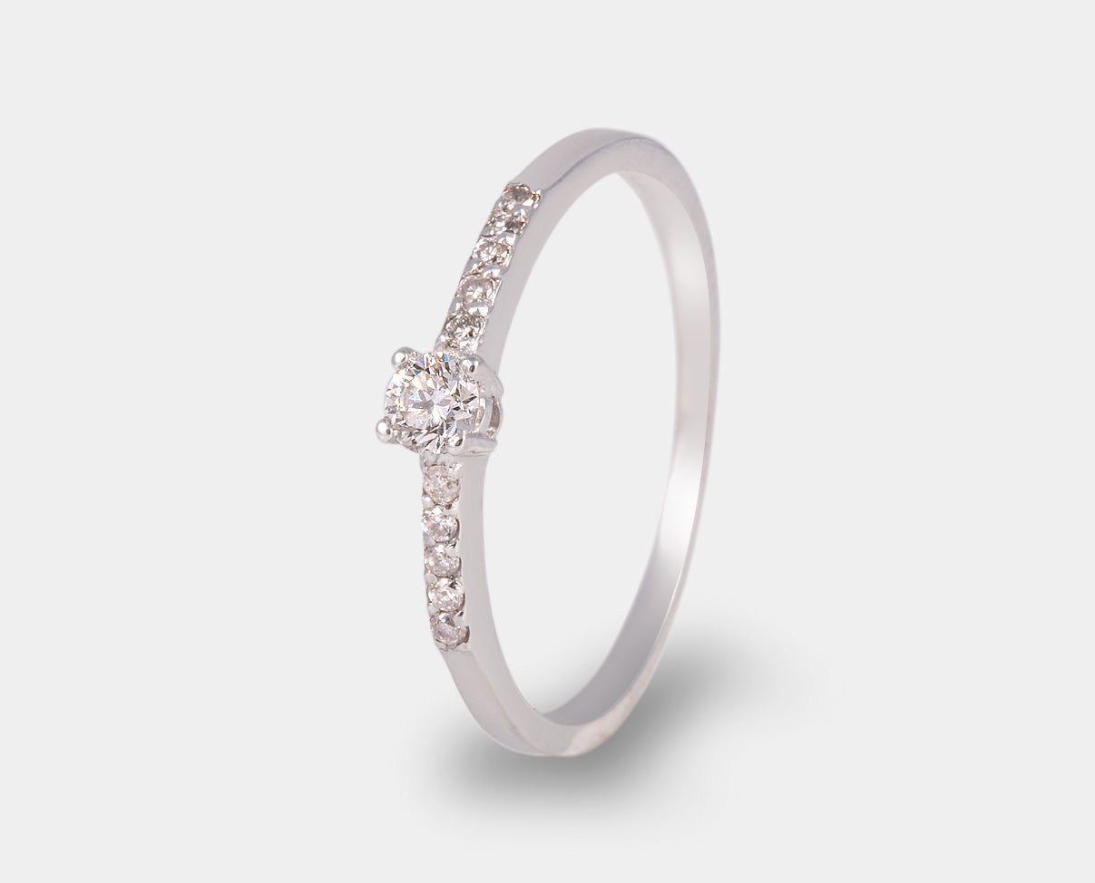 anillo de compromiso con diamantes laterales. Anillo de promesa con diamantes laterales.