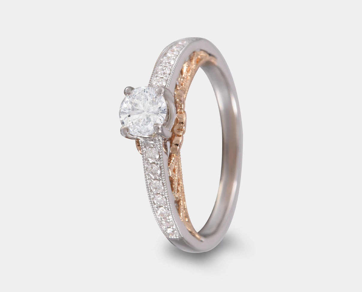 anillo de compromiso oro combinado con diamante central y laterales