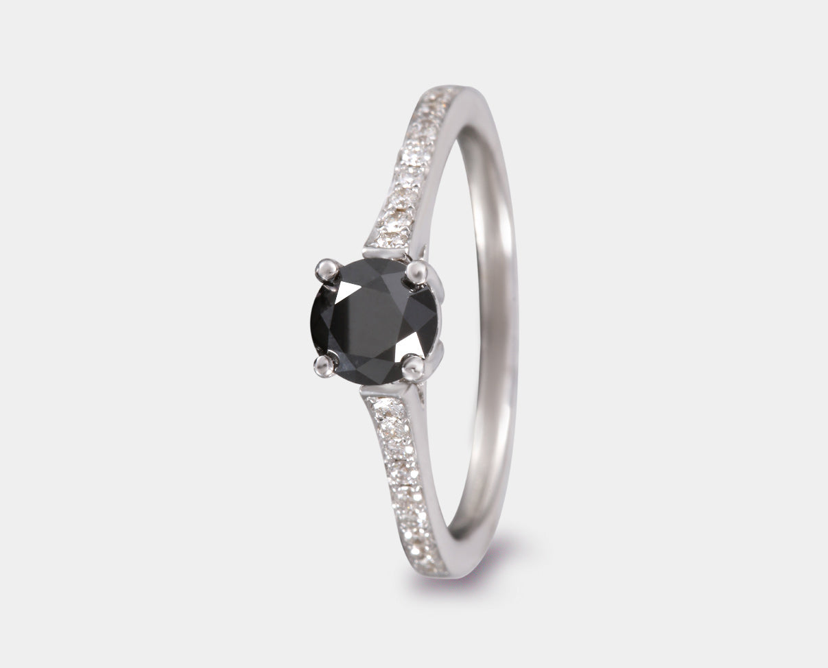 anillo de compromiso con diamante central negro y diamantes laterales