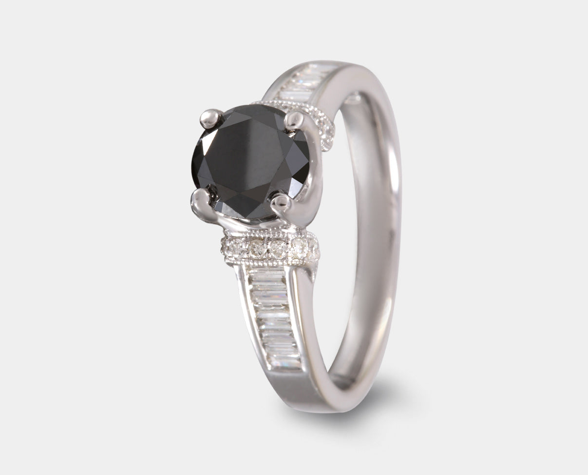 anillo de compromiso con diamante negro
