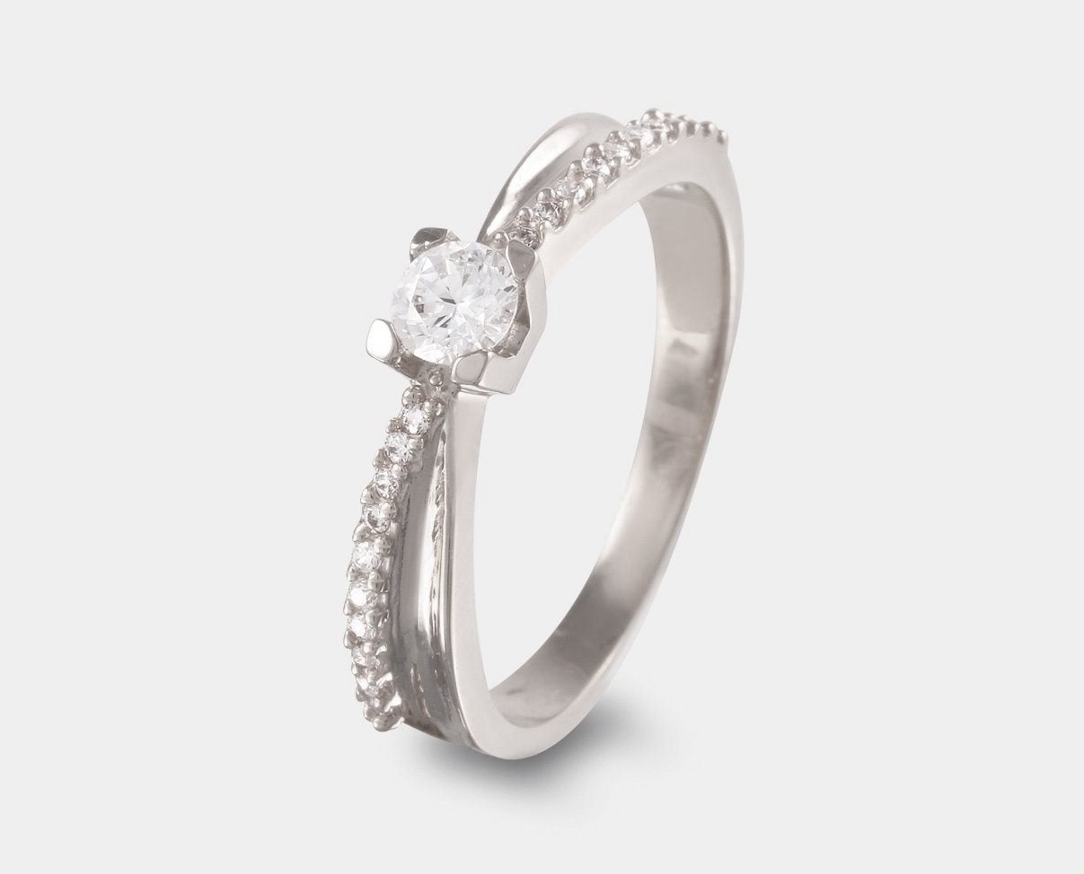 anillo de compromiso oro blanco con circonias laterales 10k.