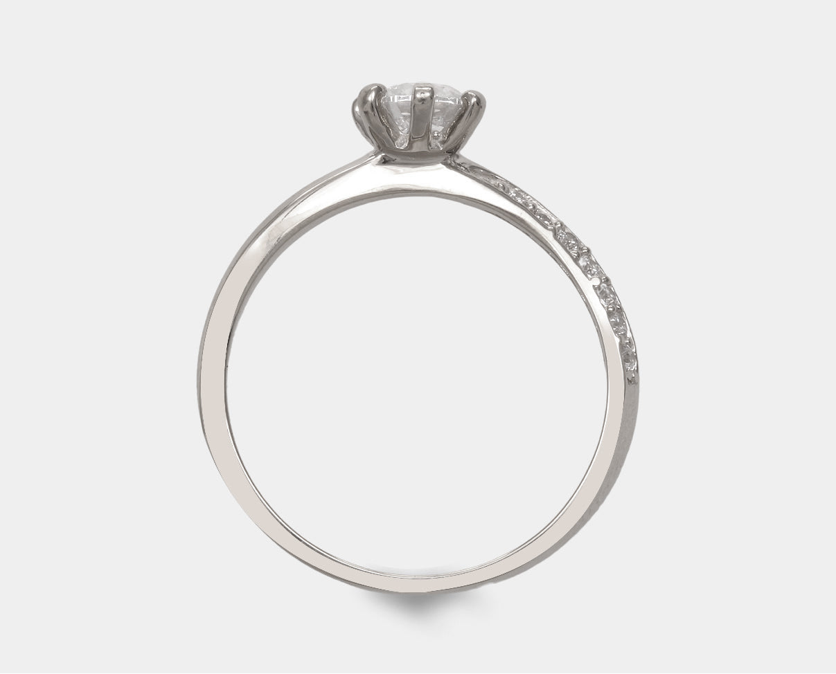 Anillo estilo con laterales con circonia