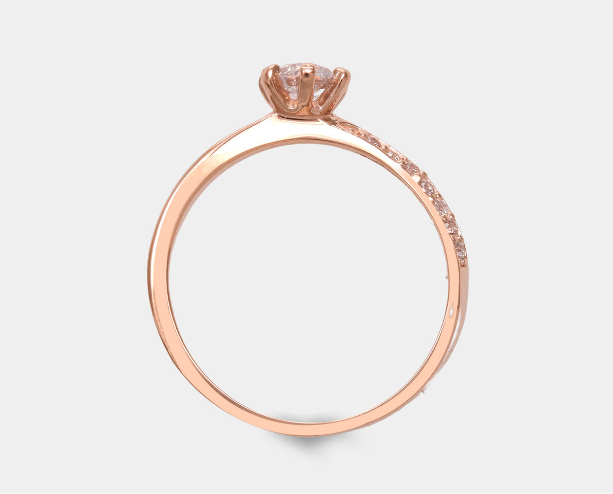 Anillo estilo con laterales con circonia