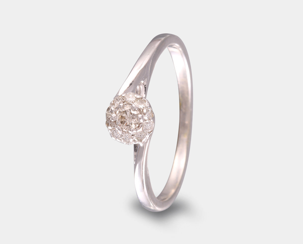 anillo de compromiso con halo de diamantes. 
