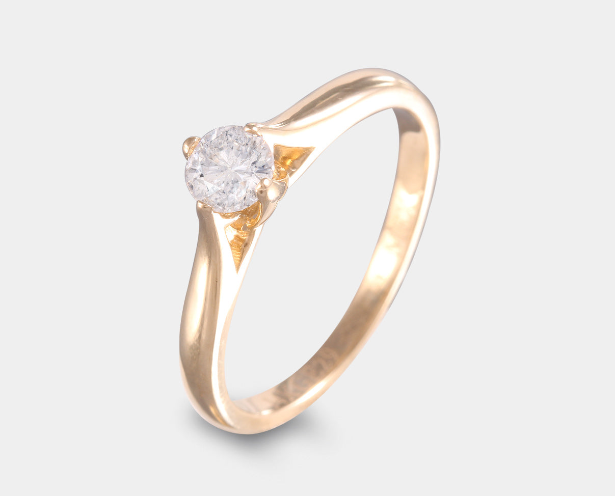 anillo de compromiso oro amarillo con diamante. anillo solitario con diamante.