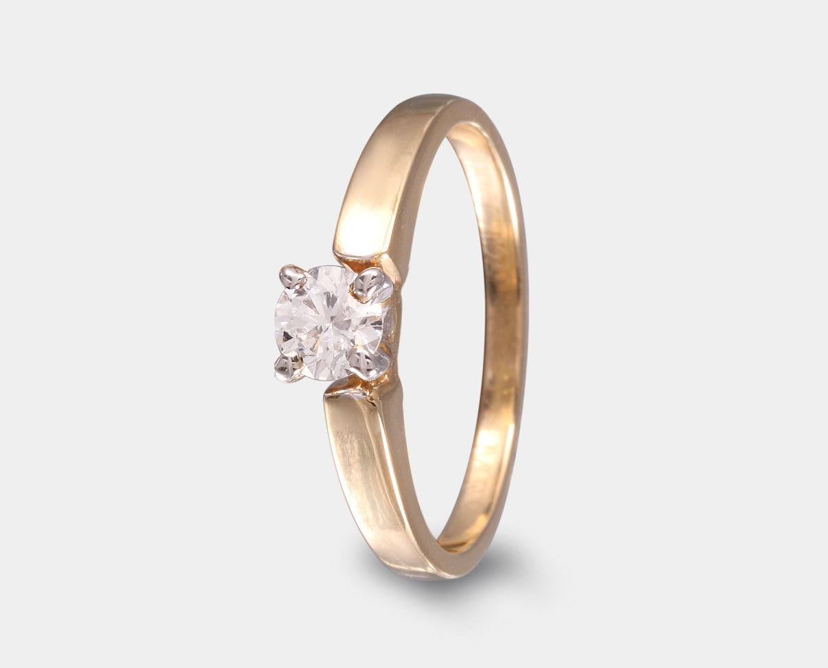 Anillo de compromiso con diamante oro combinado. anillo solitario con diamante oro combinado.