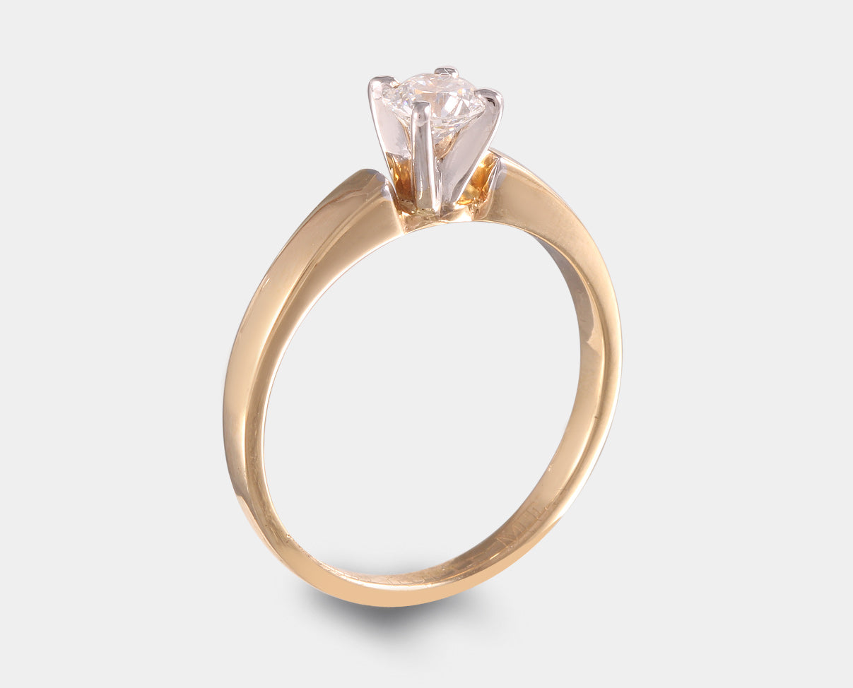 Anillo de compromiso con diamante oro combinado. anillo solitario con diamante oro combinado.